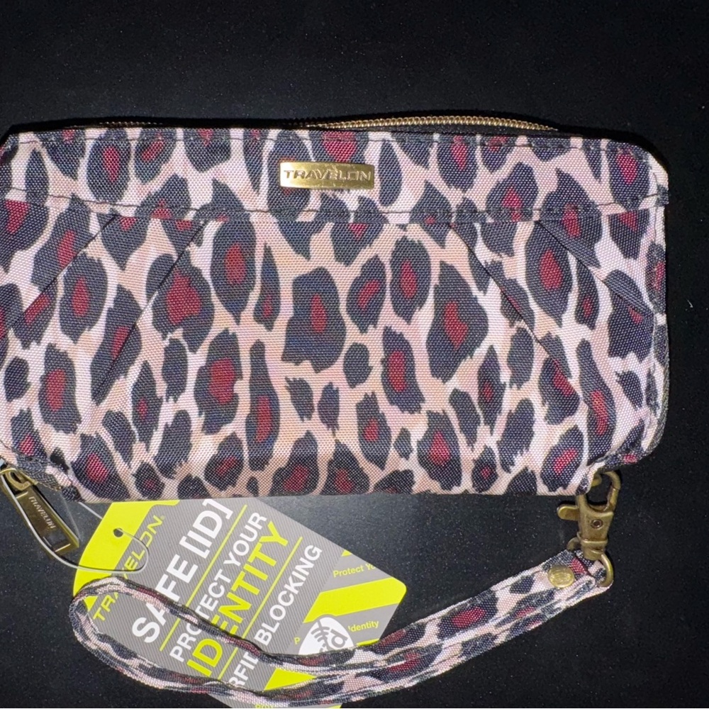 NWT Travelon RFID Blocking Wrislet Wallet